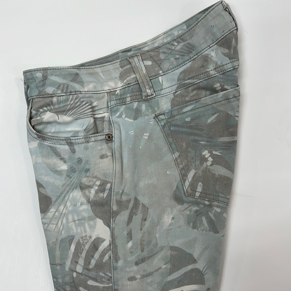 LAST CHANCE DONATING TOMORROW Cabi Paradise Palm Leaf Cropped Skinny Jean Size 0 - Picture 2 of 7